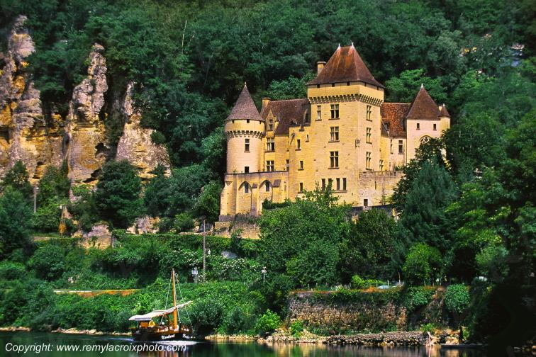 La Roque-Gageac gabarre Dordogne river Dordogne Aquitaine France www.remylacroixphoto.com