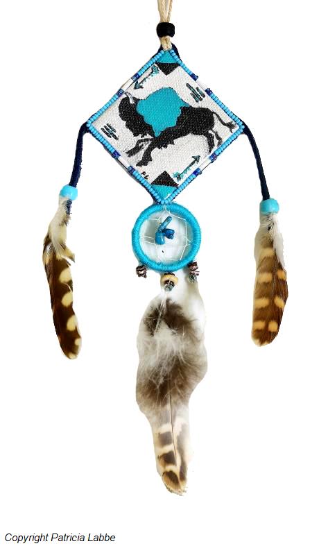 Buffalo Dream-catcher. Acrylique sur toile 5x5cm avec décor lacet, perles, plumes. Encadrement perles.Longueur totale 28cm.Fait main. Buffalo Dream-catcher. Acrylique sur toile 5x5cm avec décor lacet, perles, plumes. Encadrement perles.Longueur totale 28cm.Fait main