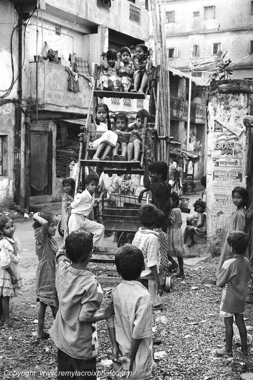 Calcutta Streets Children Carousel Rues de Calcutta Bengale Inde India www.remylacroixphoto.com
