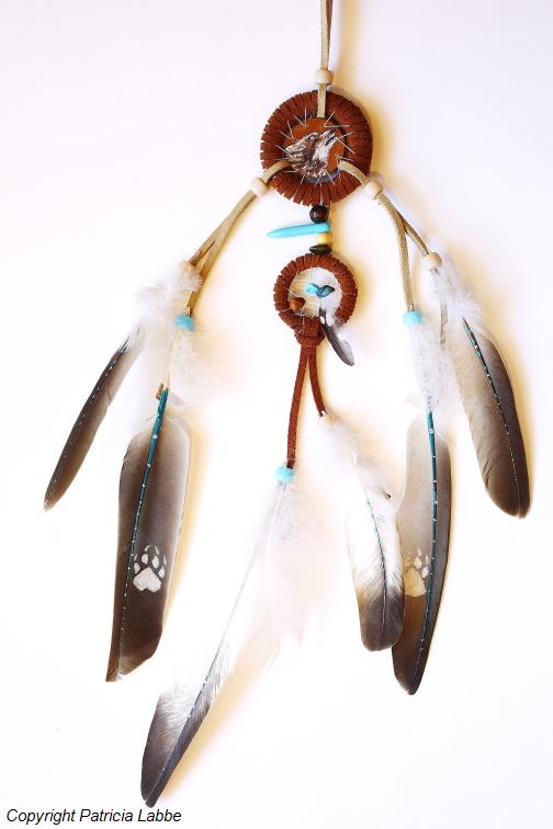 Loup hurlant. Huile sur cuir 2,5x2,5cm avec décor lacets perles et plumes. Loup hurlant. Huile sur cuir 2,5x2,5cm avec décor lacets perles et plumes.