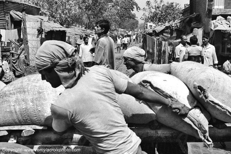 Calcutta Streets Convoy Rues de Calcutta Bengale Inde India www.remylacroixphoto.com