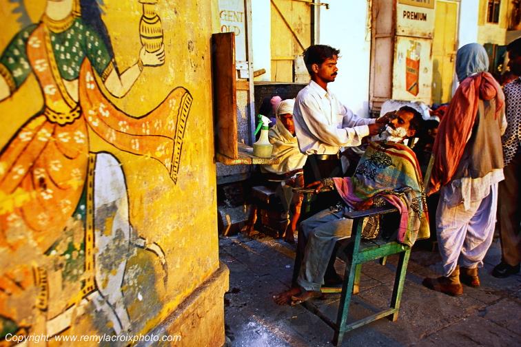 Varanasi B�nar�s Barber shop Uttar Pradesh India Inde www.remylacroixphoto.com