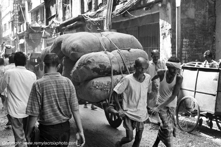 Calcutta Streets Convoy Goods Bengale Occidental West Bengal Inde India www.remylacroixphoto.com