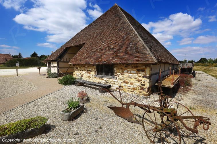 Vailly sur Sauldre Grange Pyramidale Cher Berry Centre Val de Loire France www.remylacroixphoto.com