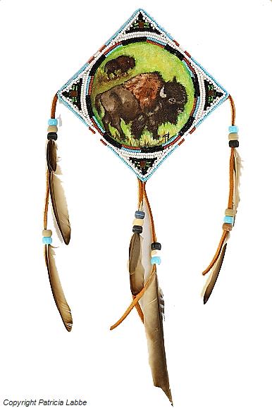 Bisons d'Amérique. Huile sur toile 10x10cm avec décor lacets, perles, plumes. Encadrement perles. Longueur totale 36cm. Fait main. Bisons d'Amérique. Huile sur toile 10x10cm avec décor lacets, perles, plumes. Encadrement perles. Longueur totale 36cm. Fait main.