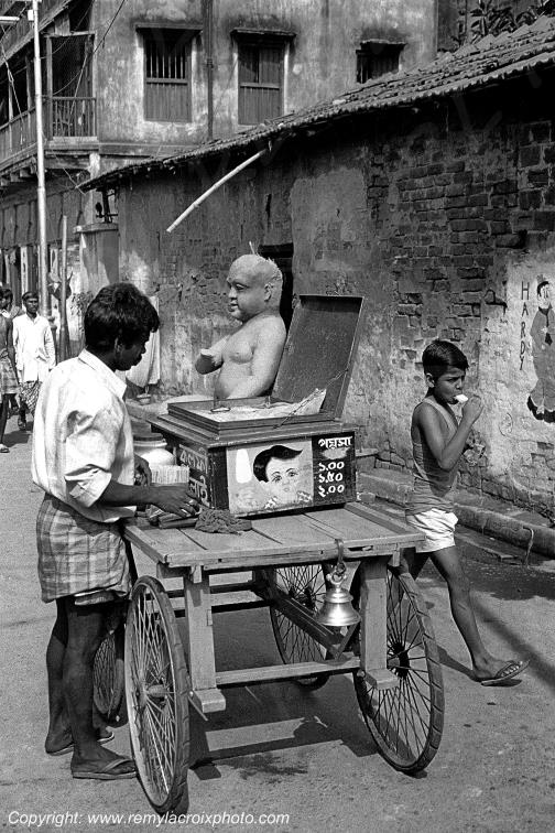 Calcutta Streets Kumartuli Ice Cream Dealer Sculptor District Bengale Occidental West Bengal Inde India www.remylacroixphoto.com