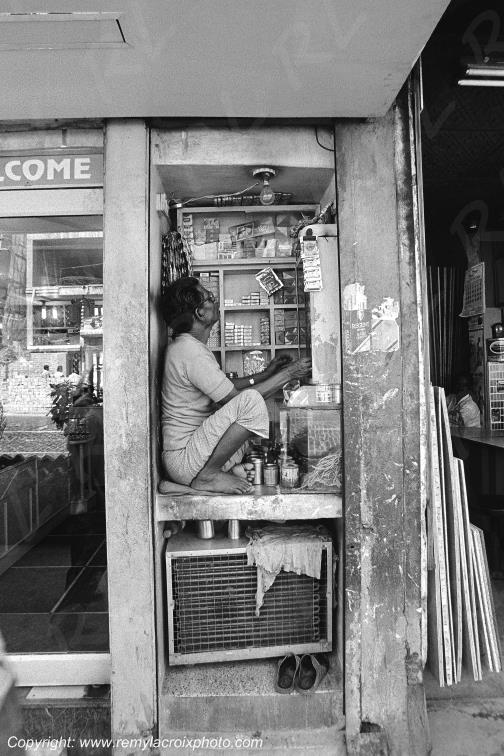 Calcutta Steets Little Store Bengale Occidental West Bengal Inde India www.remylacroixphoto.com