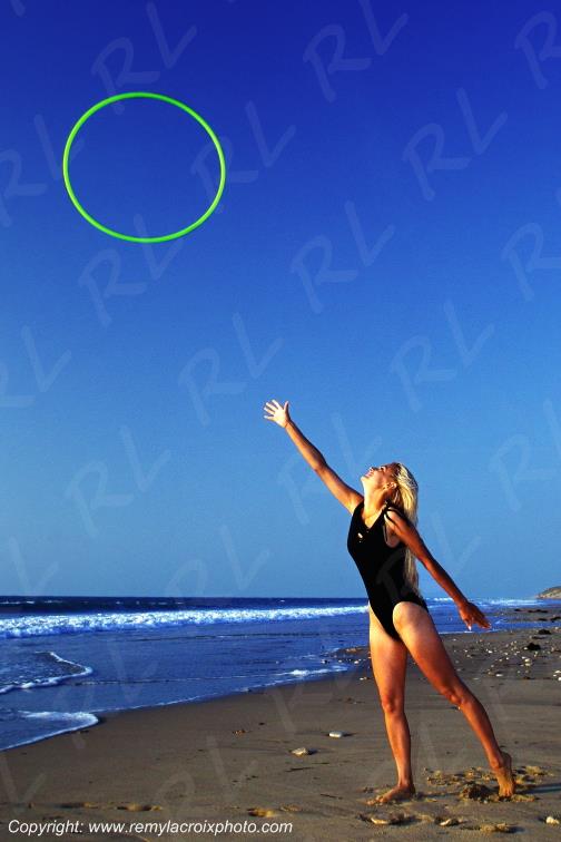 Plage cerceau jeune baigneuse Loisir Ile de R� Charente Maritime France www.remylacroixphoto.com