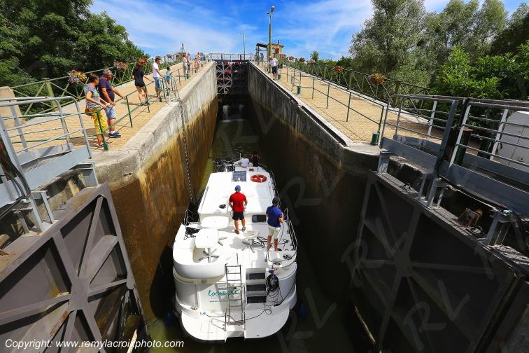 Le Gu�tin Pont Canal Lat�ral � la Loire River Ecluse Cher Berry Centre Val de Loire France www.remylacroixphoto.com
