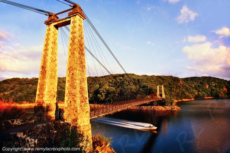 Rochebut Plan d'eau Les Tardes pont suspendu Creuse Limousin France www.remylacroixphoto.com