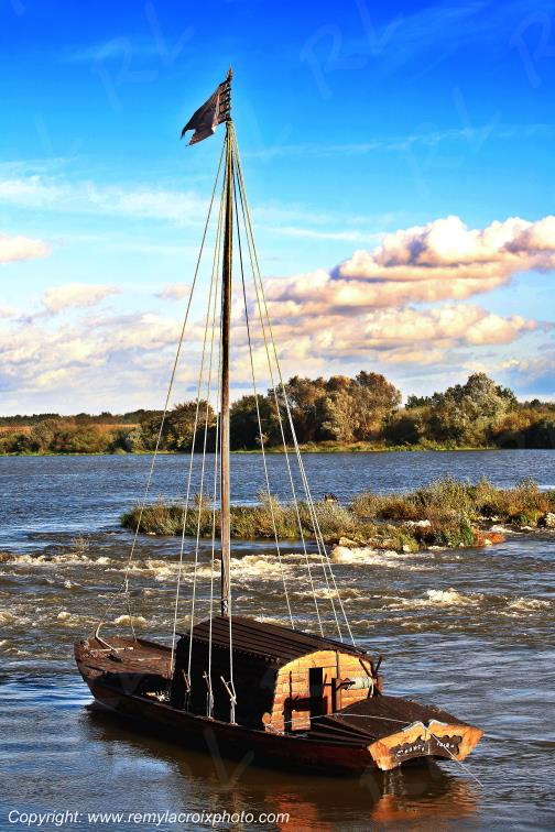 Meung sur Loire gabare Loire river Loiret Centre Val de Loire France www.remylacroixphoto.com
