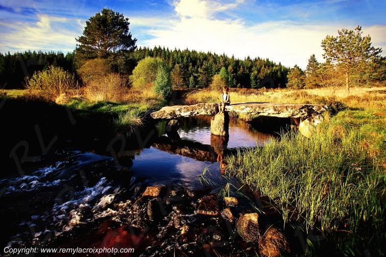Saint Merd les Oussines pont de pierre plateau de Millevaches Corr�ze Limousin France
