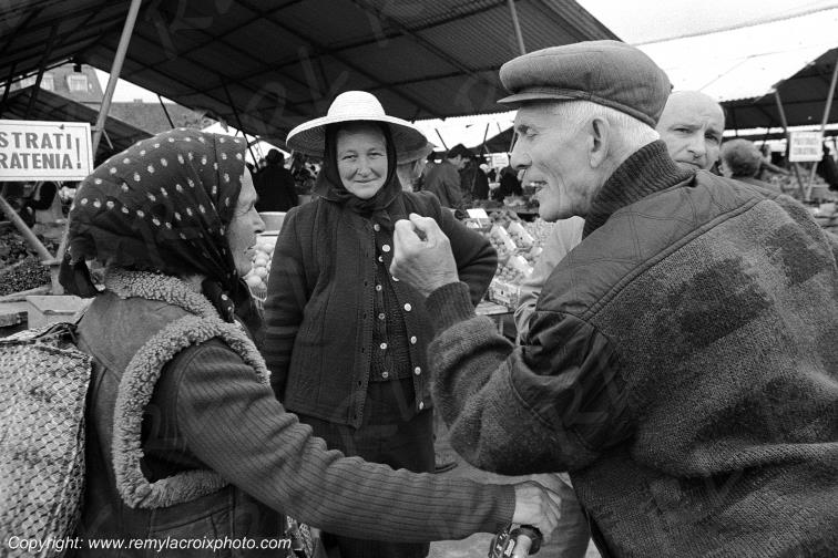 Discussion anim�e au march� de Sibiu,Roumanie