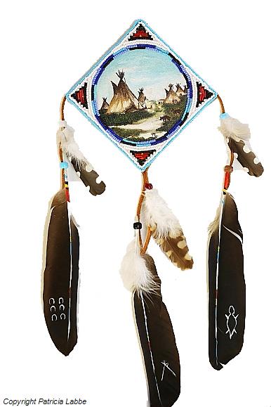 Camp de tipis. Huile sur toile 10x10cm avec décor lacets, perles et plumes. Encadrement perles. Longueur totale 38cm. Fait main. Camp de tipis. Huile sur toile 10x10cm avec décor lacets, perles et plumes. Encadrement perles. Longueur totale 38cm. Fait main.