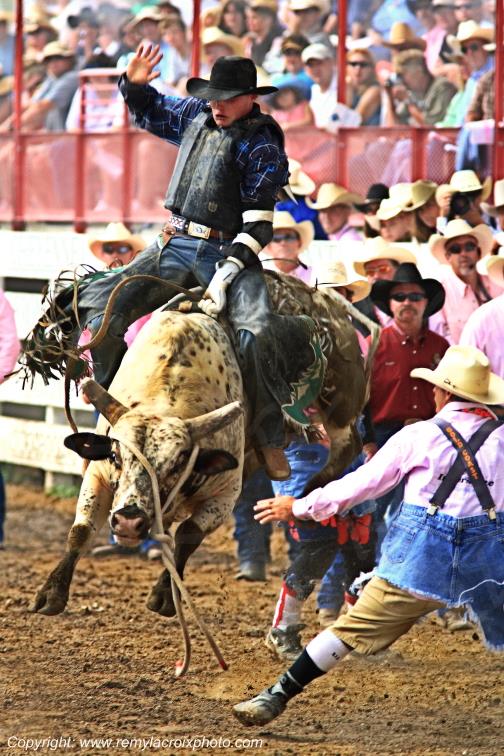 Rodeo Cheyenne Frontier Days bull-riding Wyoming USA www.remylacroixphoto.com