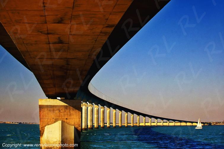 Pont de l'�le de R� Charente Maritime France www.remylacroixphoto.com