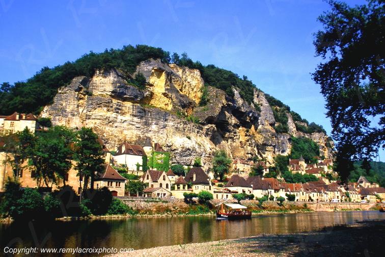 La Roque-Gageac gabarre Dordogne river Dordogne Aquitaine France www.remylacroixphoto.com