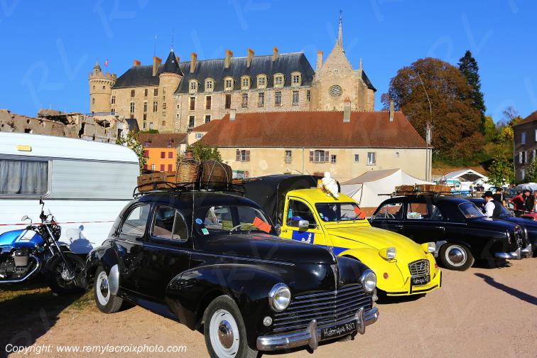 Peugeot 203 Citro�n 2 CV Fourgonnette Embouteillage de Lapalisse Route Nationale 7 Allier Auvergne Rh�ne-Alpes France www.remylacroixphoto.com