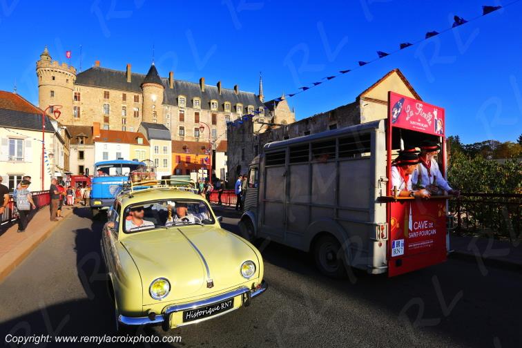 Renault Dauphine Embouteillage de Lapalisse Route Nationale 7 Allier Auvergne Rh�ne-Alpes France www.remylacroixphoto.com
