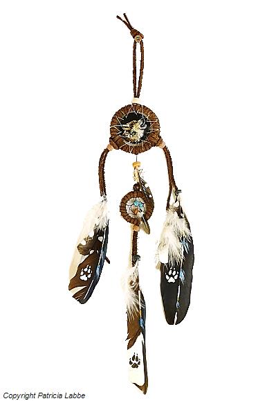 Loup hurlant. Huile sur simili cuir 3,5x3,5cm avec décor lacets perles et plumes. Pattes de loup peintes à l'huile sur plumes. Fait main. Loup hurlant. Huile sur simili cuir 3,5x3,5cm avec décor lacets perles et plumes. Pattes de loup peintes à l'huile sur plumes. Fait main.