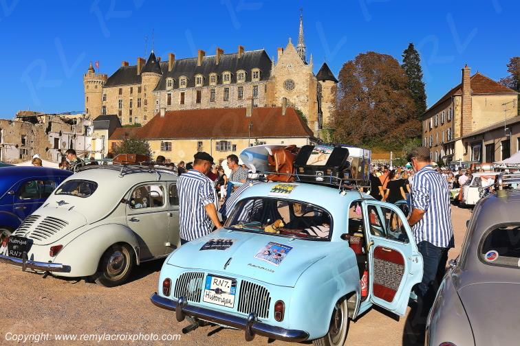 Renault Dauphine Renault 4 CV Embouteillage de Lapalisse Route Nationale 7 Allier Auvergne Rh�ne-Alpes France www.remylacroixphoto.com