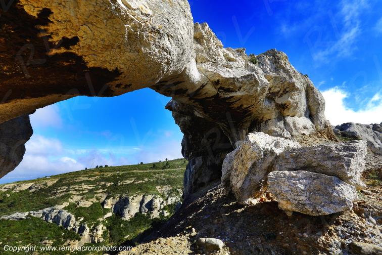 Route des Cr�tes Pont naturel Bouches du Rh�ne Provence Alpes C�te d'Azur France www.remylacroixphoto.com