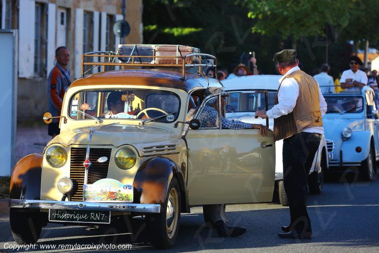 Renault Juva 4 Embouteillage de Lapalisse Route Nationale 7 Allier Auvergne Rh�ne-Alpes France www.remylacroixphoto.com