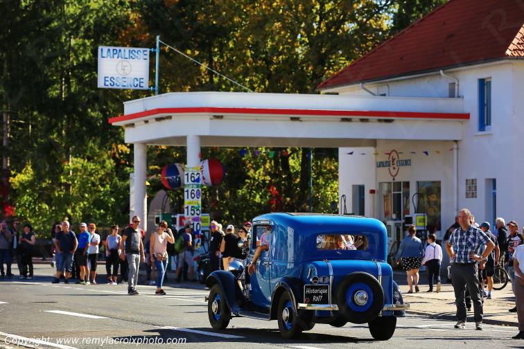 Peugeot 201 Renault Dauphine Embouteillage de Lapalisse Route Nationale 7 Allier Auvergne Rh�ne-Alpes France www.remylacroixphoto.com