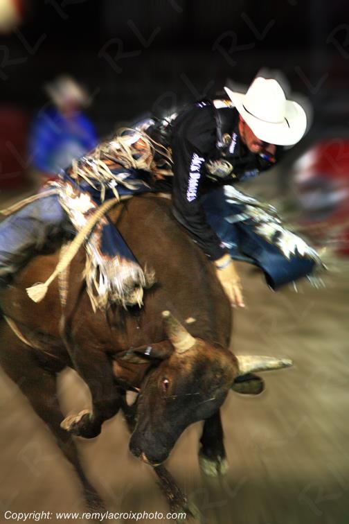 Rodeo Cheyenne Frontier Days bull-riding Wyoming USA www.remylacroixphoto.com