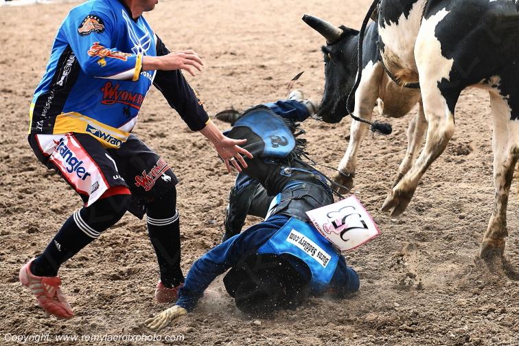 Rodeo Cheyenne Frontier Days bull-riding Wyoming USA www.remylacroixphoto.com