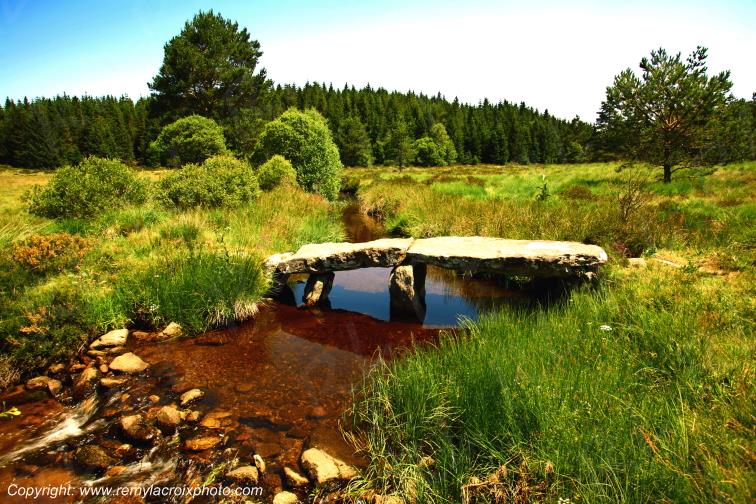 Saint Merd les Oussines pont de pierre plateau de Millevaches Corr�ze Limousin France