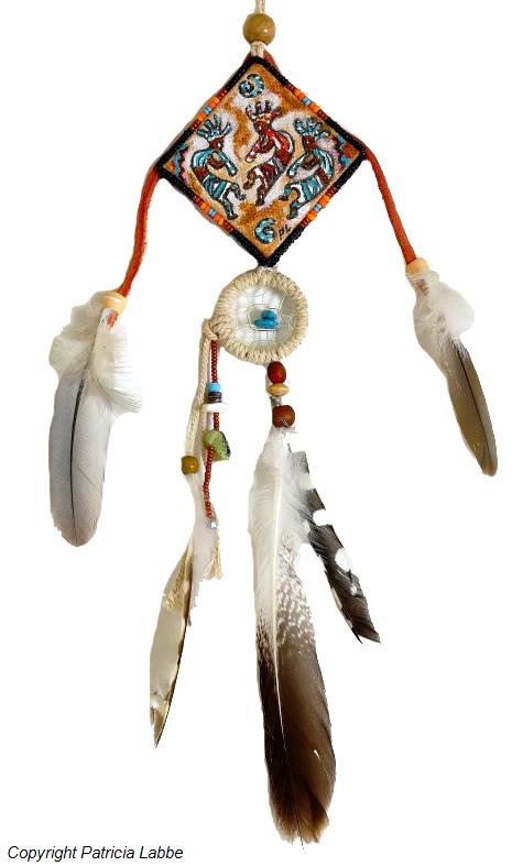 Kokopelli. Acrylique sur toile 5x5cm avec décor lacet,perles,plumes. Encadrement perles. Kokopelli. Acrylique sur toile 5x5cm avec décor lacet,perles,plumes. Encadrement perles.