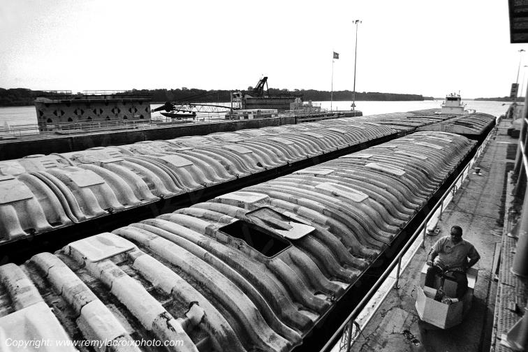 Mississippi River Clarkville Missouri Barge Lock Dam Ecluse USA www.remylacroixphoto.com