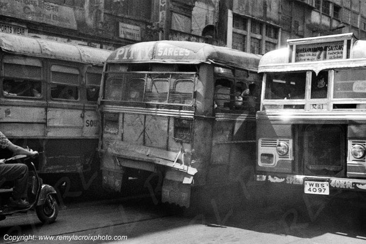 Calcutta Streets Traffic Jam Bus Rues de Calcutta Bengale Inde India www.remylacroixphoto.com