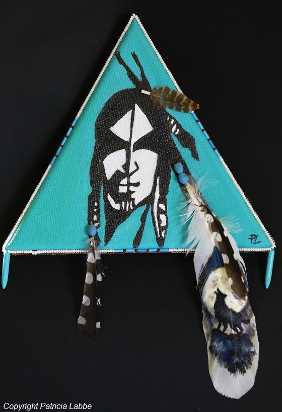 Indien Lakota. Acrylique sur toile 20x20 cm avec décor perles et plumes, Loup hurlant sous la lune, plume peinte à l'huile. Indien Lakota. Acrylique sur toile 20x20 cm avec décor perles et plumes, Loup hurlant sous la lune, plume peinte à l'huile.