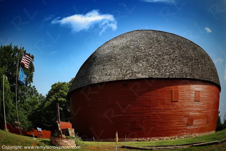 Arcadia The Round Barn Route 66 Oklahoma USA www.remylacroixphoto.com