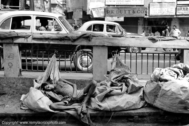 Calcutta Streets Kid Nap Rues de Calcutta Bengale Inde India www.remylacroixphoto.com